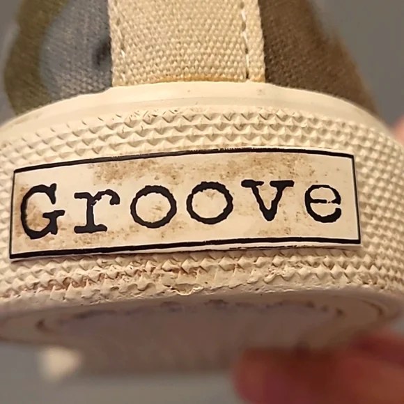 Groove Women's 7 Camo Slip-on Sneakers - Picture 9 of 14